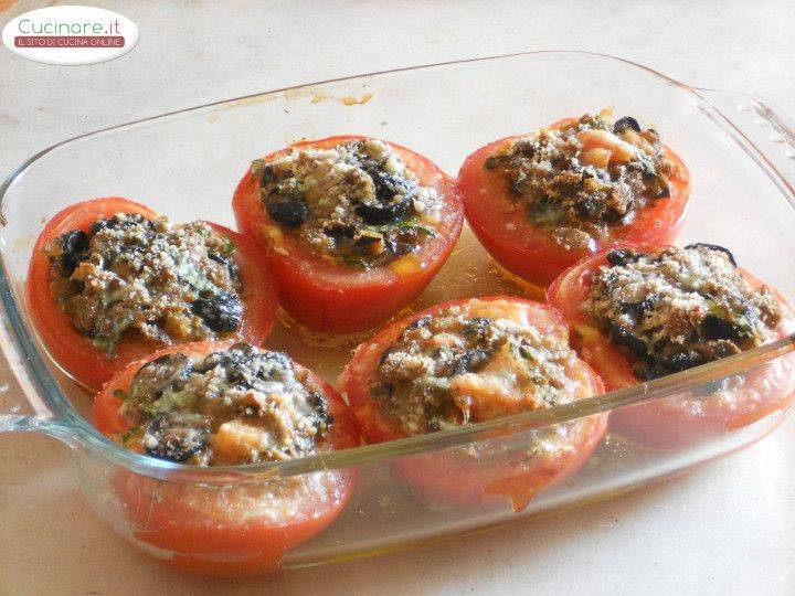 Pomodori al forno ripieni di Pane nero, Olive, Capperi e Rucola preparazione 8
